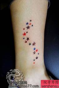 Padrão de tatuagem de estrela de cinco pontas pequena colorida na moda