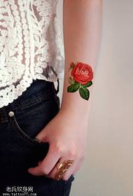 逼真写实的玫瑰花卉纹身图案
