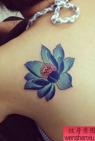 Beau motif de tatouage de lotus coloré aux épaules