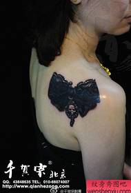 美女肩背流行精美的蕾丝蝴蝶结纹身图案