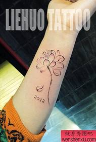 Ang mga braso ng batang babae ay maganda at tanyag na disenyo ng lotus tattoo