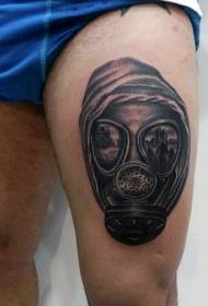 Padrão de tatuagem de máscara e capuz de estilo cinza preto na coxa