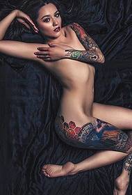 Mulheres européias e americanas peitudas tatuam tatuagens selvagens e cheias