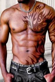 Robustný svalnatý muž a pekný kmeňový tetovací vzor