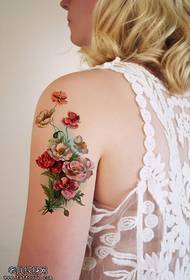 Modeli i tatuazhit me lule të bukur dhe të bukur