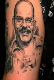 Melni pelēkas reālistiskas brilles vīrieša portreta tetovējuma raksts