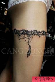 Шаблон татуювання мережива популярний у популярних жіночих ніжках