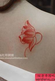 Piękny tatuaż lotosu na ramionach