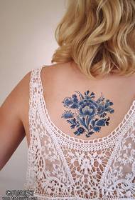 Forfriskende og elegant blomster tatoveringsmønster