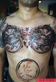 Vyro priekinė krūtinės dalis kietas gyvūno veido žiedas, grindžiantis galvos tatuiruotės modelį