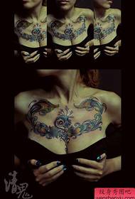 Prekrasna pop-up tetovaža ptica na prednjoj strani prekrasne žene