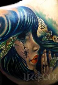 Жінка з татуювання метелик