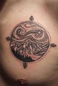 Tetovējuma kalna virsotnes zēna krūtīs pīķa tetovējuma attēls