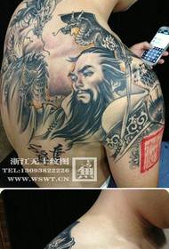 Umerii de sex masculin sunt modelul de tatuaj al dragonului împăratului foarte frumos