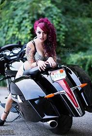 Patrón de tatuaje de motocicleta montando mujer