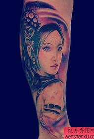 красива дівчина з малюнком татуювання теля