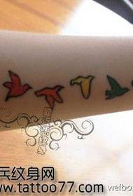 Наоружајте симпатичан узорак тетоважа у кавезу за птице