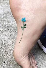 Dolĉa malgranda freŝa knabina flora tatuado
