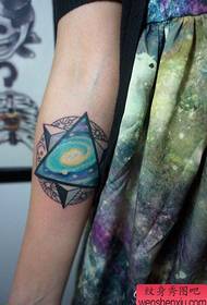 Момиче на ръката красива популярна триъгълна звезда татуировка модел
