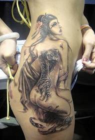 Seksi ženska tetovirana gola deklica portretna tatoo deluje