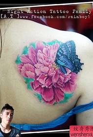 Gražus moteriškas užpakalinis petys su nuostabiu gėlių ir drugelių tatuiruotės modeliu