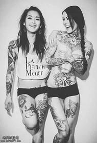 Juodos pilkos dviejų moterų tatuiruotės modelis