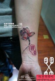 Ang braso ng batang babae na magandang pattern ng tattoo ng lotus