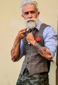 Група странски убав тетовиран стар чичко со фотографии