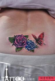 Красивая талия с красивыми цветными розами и рисунком татуировки бабочки