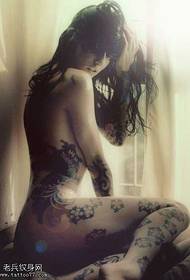 Modello di tatuaggio femminile in bianco e nero