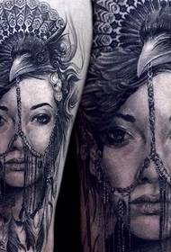 Γυναίκα με κιτ τατουάζ