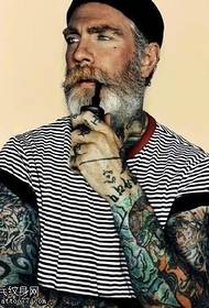 Татуировка модел на мъже на средна възраст в Европа и Америка