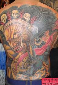Domineering спина с большой черной татуировкой будды