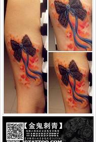 Mooie pop-lace strik tattoo op de arm