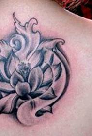 Modeli i veçantë i tatuazhit me lule të hollë
