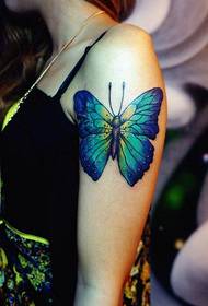 Dievčenské rameno krásne tetovanie motýľ vzor