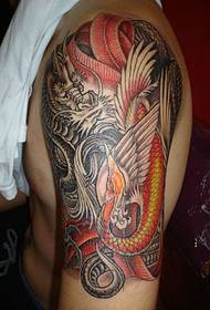 Patrón de tatuaxe de dragón e fénix no brazo da man dun home