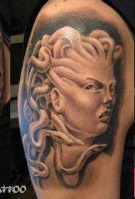 Naoružajte zgodan i popularan Medusa tetovaža uzorak