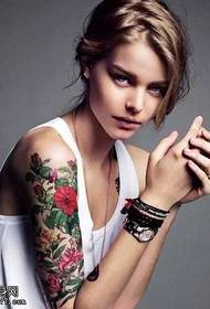Wzór tatuażu kobiety ramię