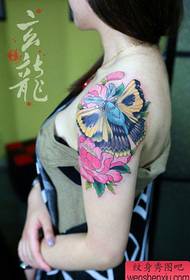 Modeli i bukur i tatuazheve me fluturën me ngjyra të bukura pop