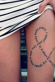 Engelsk totem tatovering med super personlighed på kvindelige ben