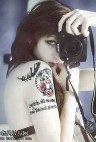 Armkamera kvinna tatuering mönster