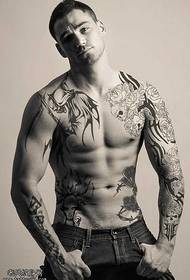 Όμορφο μοτίβο τατουάζ ανδρών