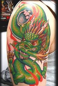 Мужская татуировка с татуировкой на правой руке