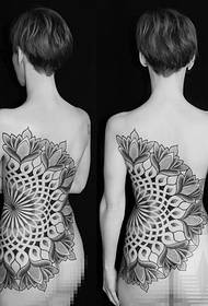 Okouzlující černé prick geometrický vzor dekorativní tetování