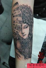 Lijepa djevojka s cvjetnim uzorkom tetovaže na rukama