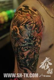 egy hűvös, uralkodó Raytheon tetoválás a karján