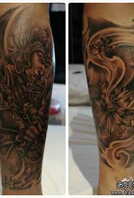 un tatuaje de bodhisattva Wei Wei y flor de seda en la pierna