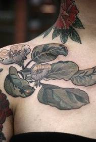 Izsmalcināts augu ziedu tetovējums