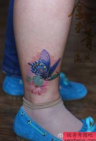 Bonic patró de tatuatge de papallona de color fresc per a les cames femenines